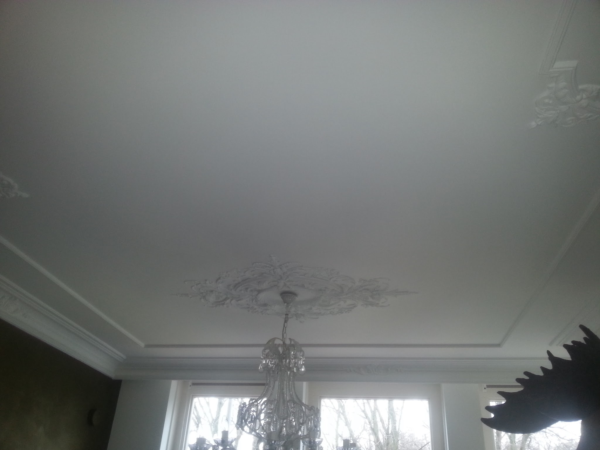 Hagelwit plafond met ornament en lijstwerk