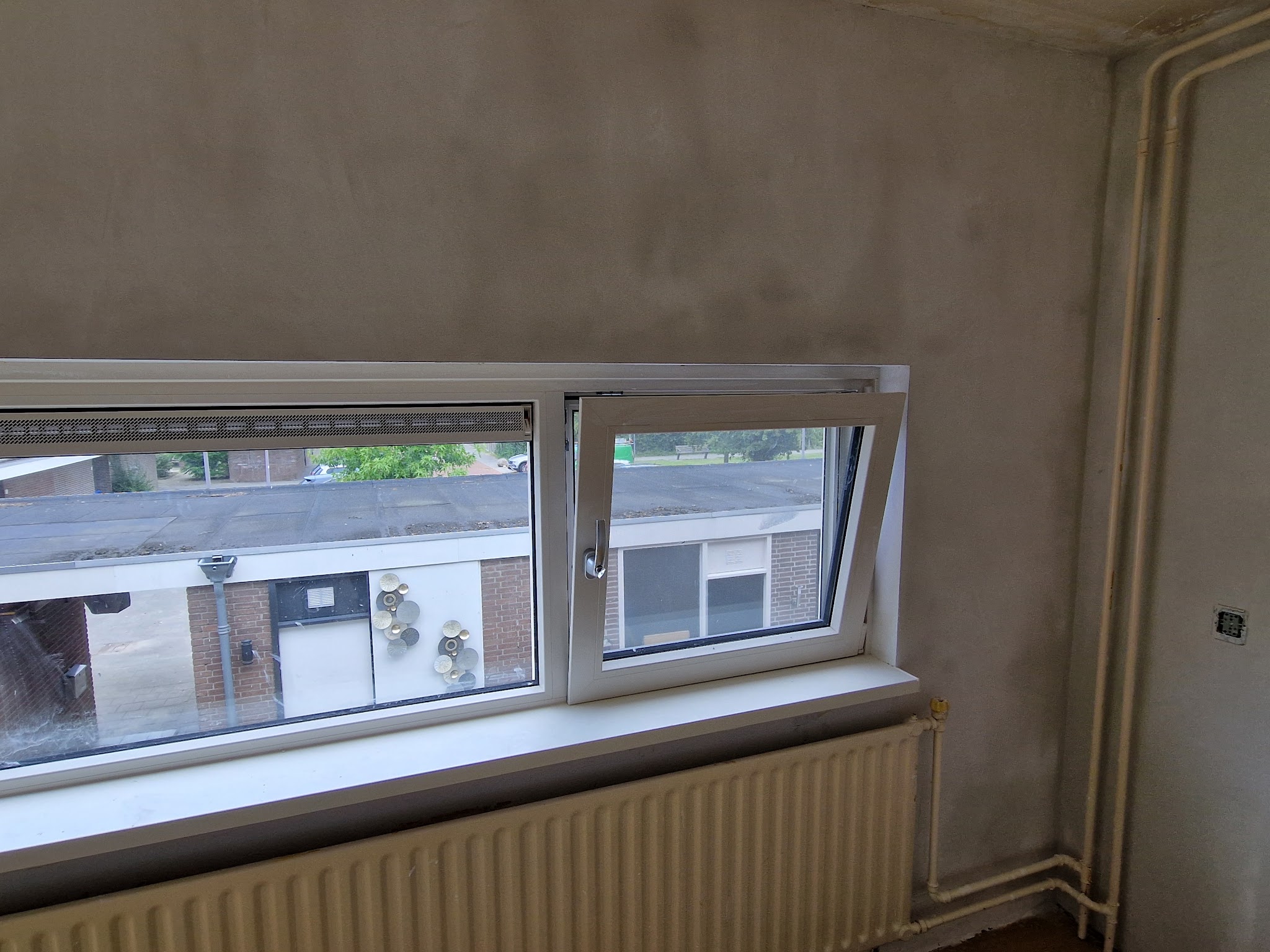 Vers gestucte wand rond een raam