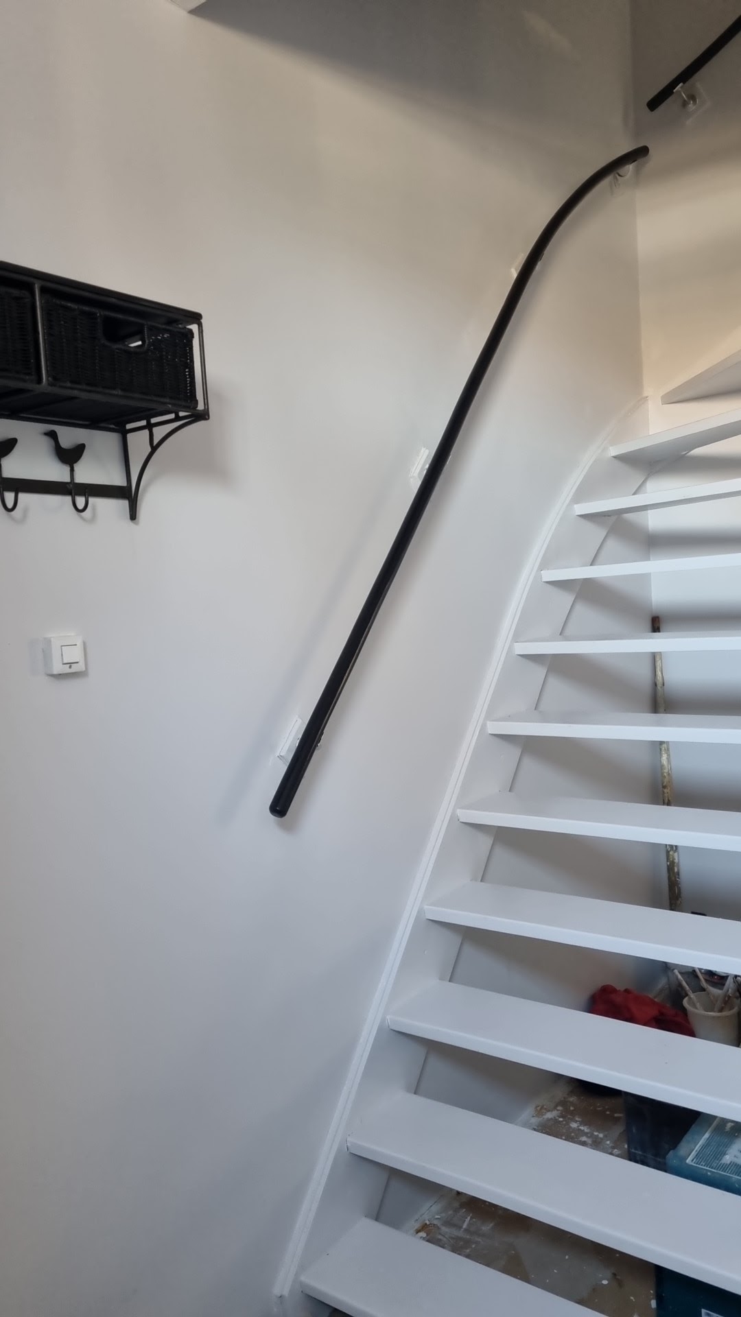 Witte trap met strak afgewerkte wanden