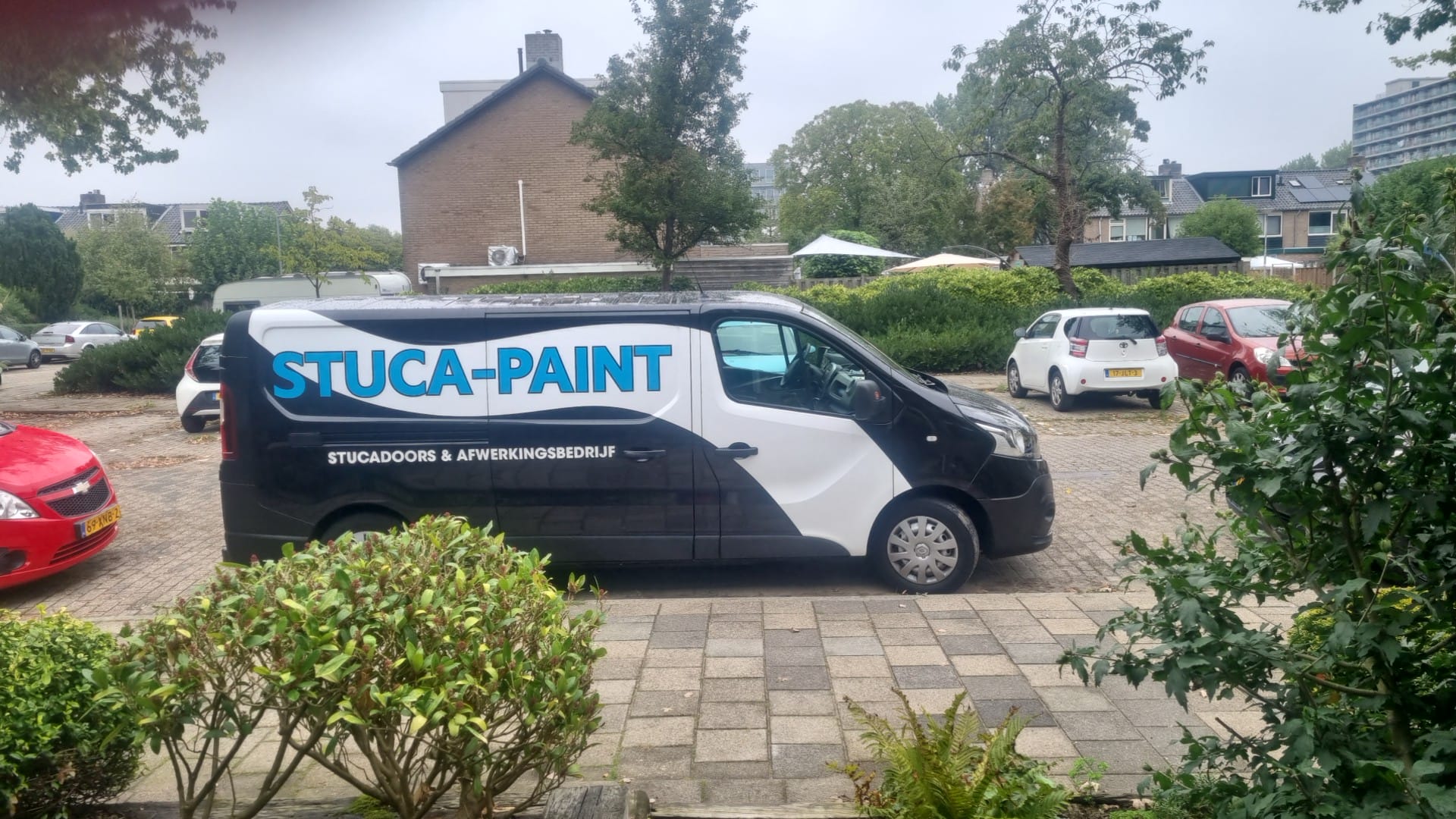 De bus van Stuca-Paint bij een klus